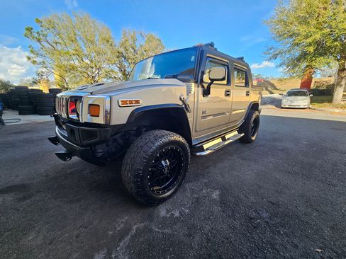 Used 2005 HUMMER H2 SUT w/ Preferred Equipment Group AWD/4WD image 2