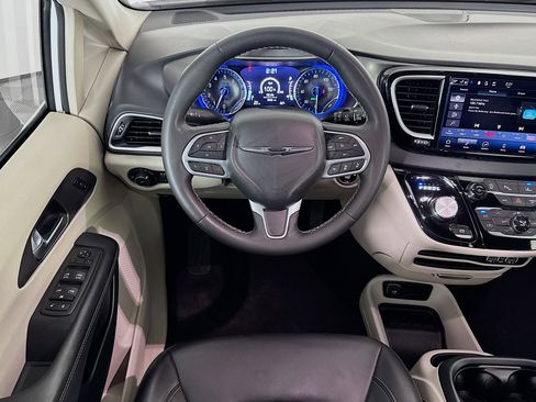 Used 2023 Chrysler Pacifica Touring-L image 16
