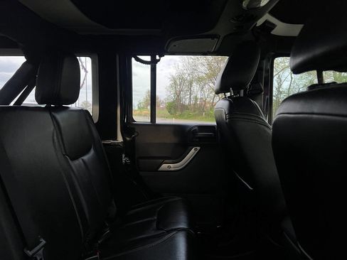 Used 2017 Jeep Wrangler Unlimited Sahara w/ Connectivity Group AWD/4WD image 13