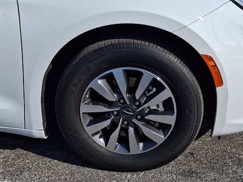 Used 2023 Chrysler Pacifica Touring-L image 8