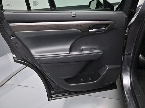 Certified 2021 Toyota Highlander Platinum AWD/4WD image 31