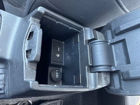 Used 2016 Ford Focus SE w/ SE Cold Weather Package FWD image 24