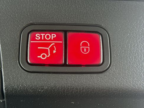 Used 2023 Mercedes-Benz GLB 250 4MATIC image 32