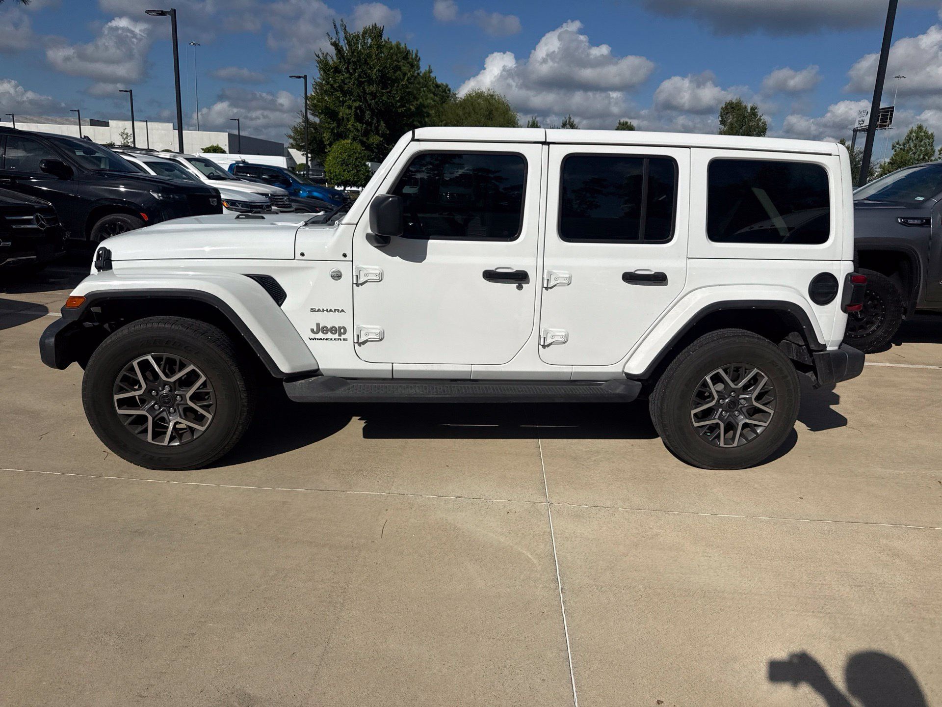 Used 2024 Jeep Wrangler Unlimited Sahara w/ Technology Group AWD/4WD image 7