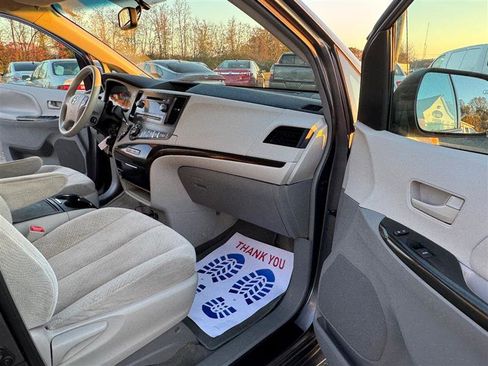 Used 2013 Toyota Sienna LE image 40