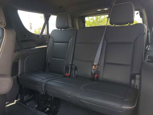 Used 2023 GMC Yukon XL SLT AWD/4WD image 15
