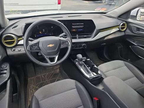 Used 2025 Chevrolet Trax LT w/ Driver Confidence Package FWD image 2