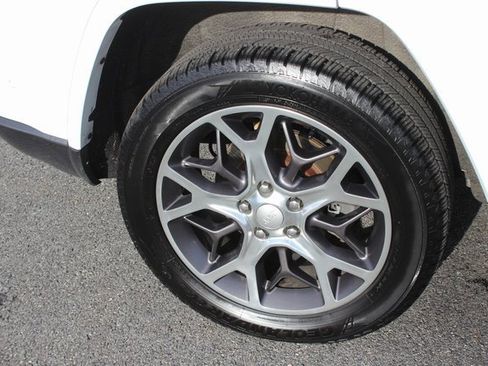 Used 2018 Jeep Grand Cherokee Limited image 37