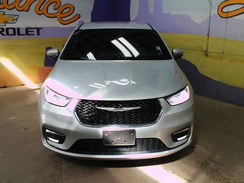 Used 2023 Chrysler Pacifica Touring FWD image 3