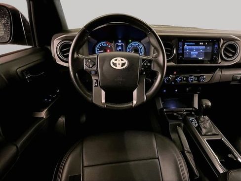 Used 2017 Toyota Tacoma TRD Sport AWD/4WD image 5