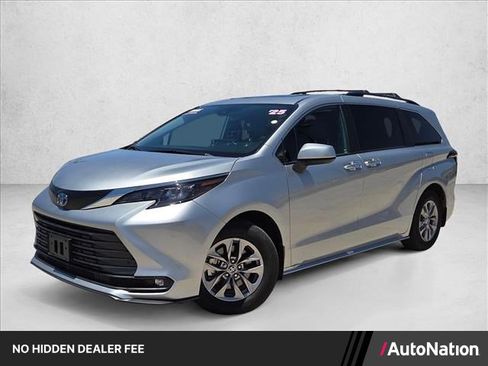Used 2025 Toyota Sienna XLE AWD/4WD image 1