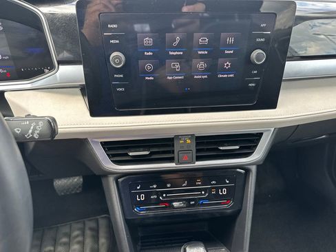 Used 2025 Volkswagen Taos SE AWD/4WD image 28