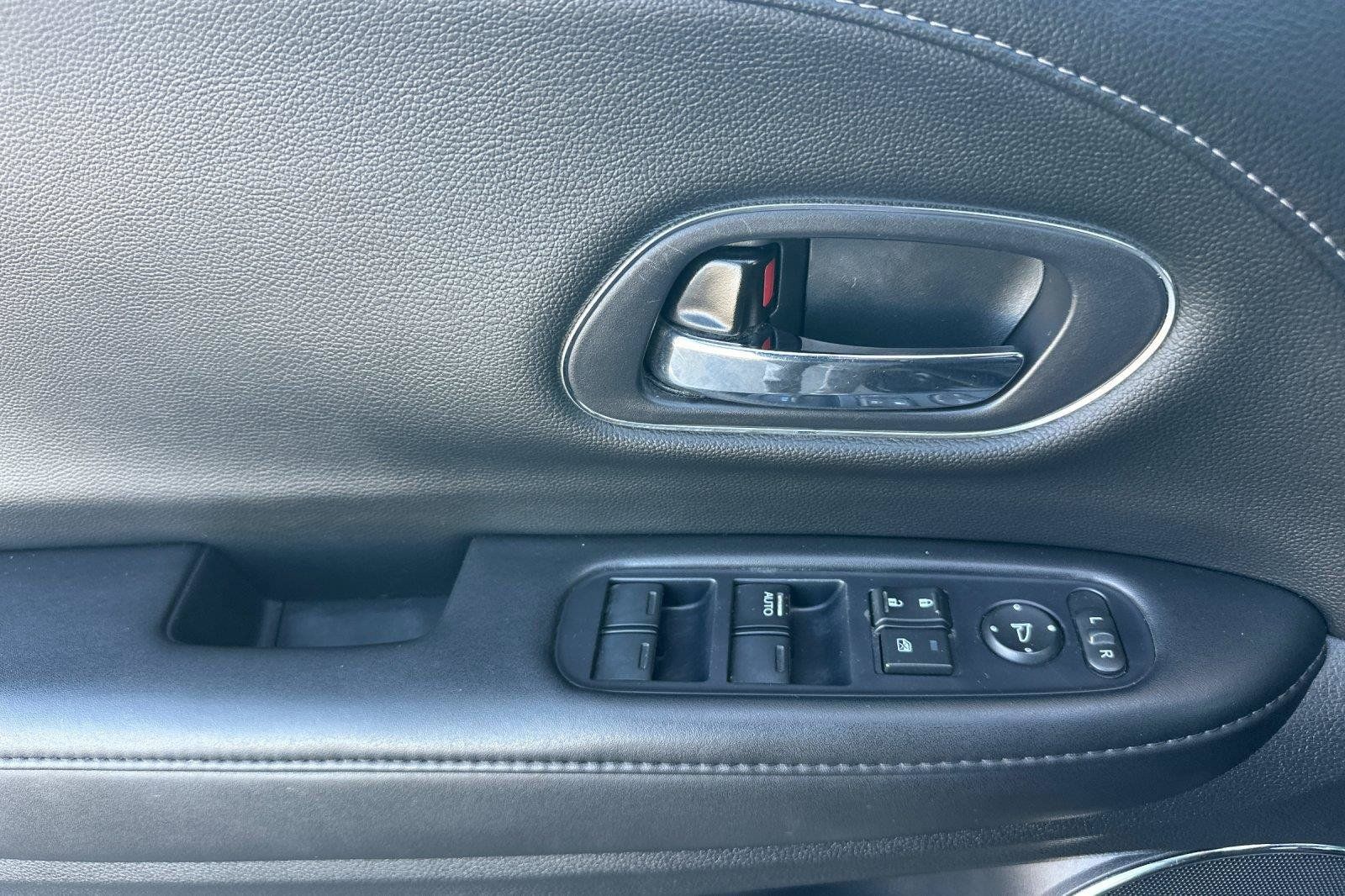 Used 2019 Honda HR-V Touring image 11