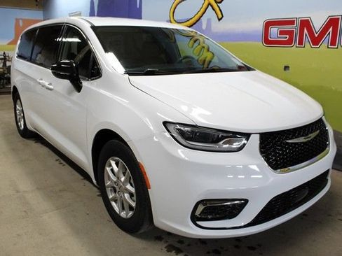 Used 2024 Chrysler Pacifica Touring-L FWD image 3