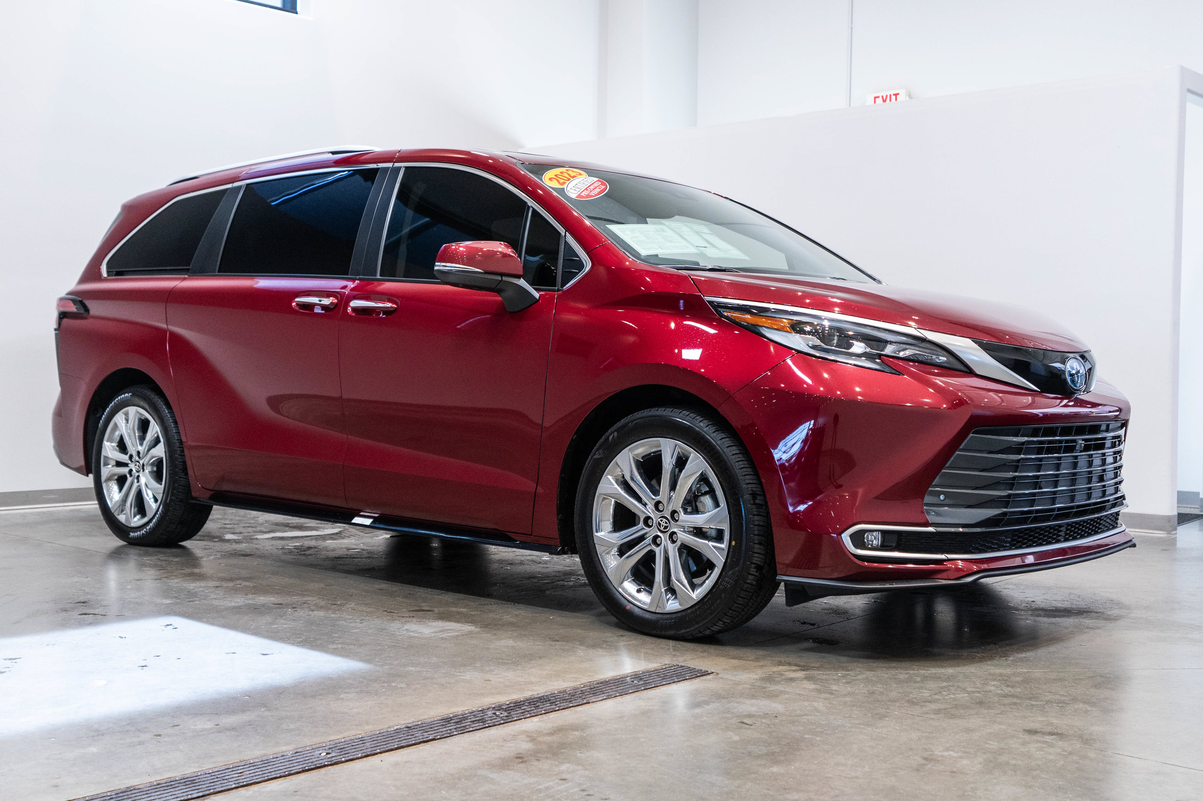 Used 2023 Toyota Sienna Platinum FWD image 1