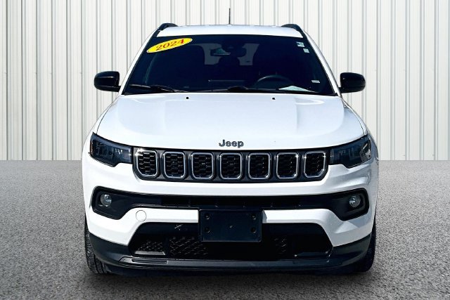 Used 2024 Jeep Compass Latitude AWD/4WD image 3