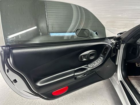 Used 2002 Chevrolet Corvette Coupe RWD image 16