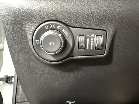 Used 2025 Jeep Compass Limited w/ Sun & Sound Group AWD/4WD image 18