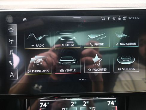 Used 2022 Audi e-tron Premium Plus w/ Premium Plus Package image 11