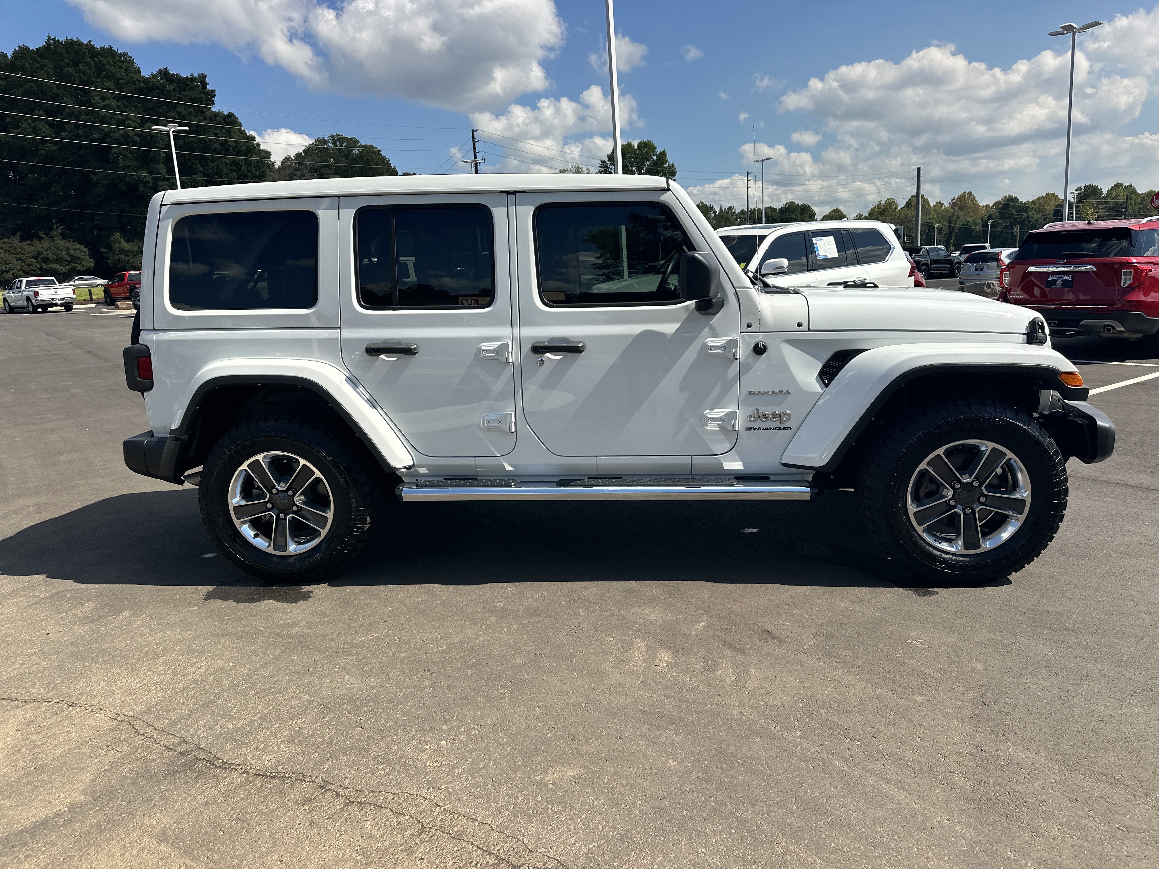 Used 2023 Jeep Wrangler Unlimited Sahara w/ Cold Weather Group AWD/4WD image 9