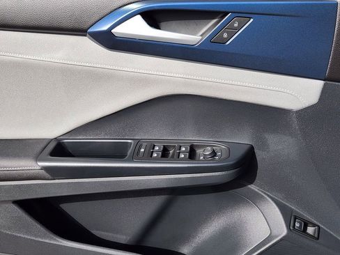 Used 2024 Volkswagen Taos SE image 3