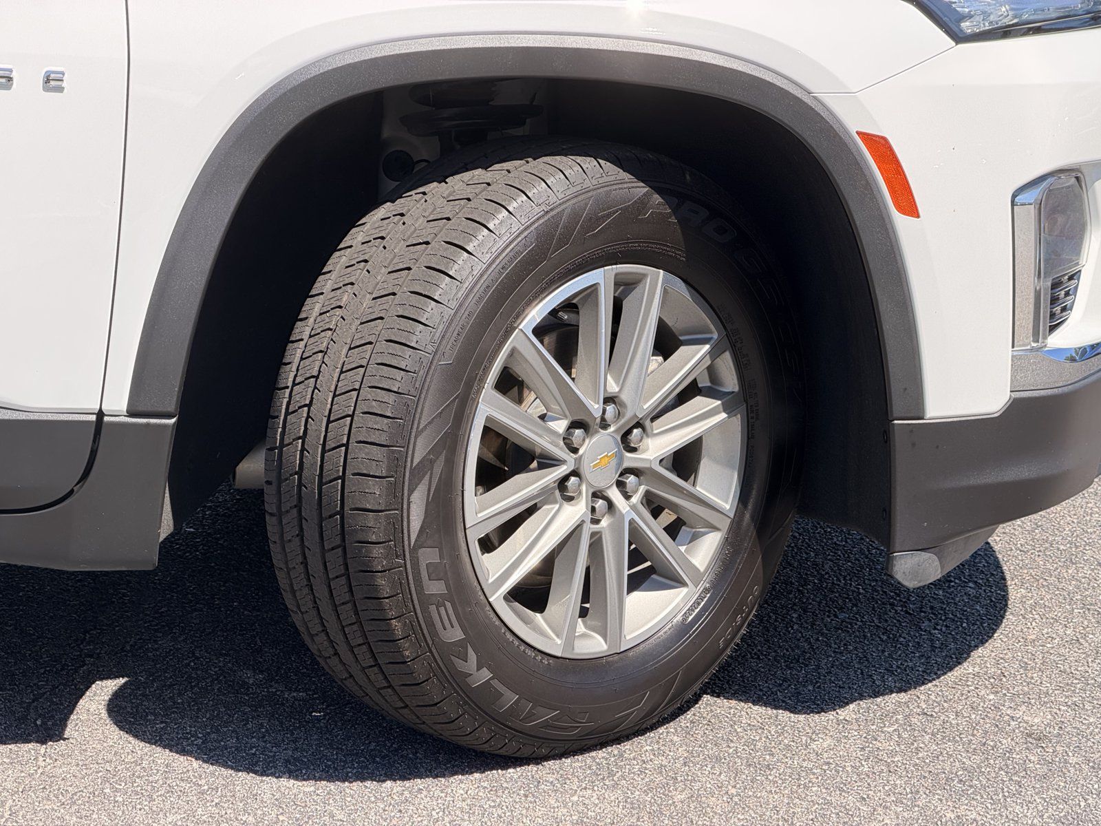 Used 2023 Chevrolet Traverse LT w/ LPO, Cargo Package FWD image 5