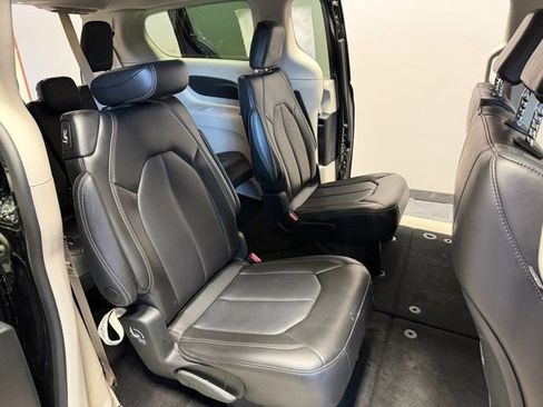 Used 2024 Chrysler Pacifica Touring-L image 24