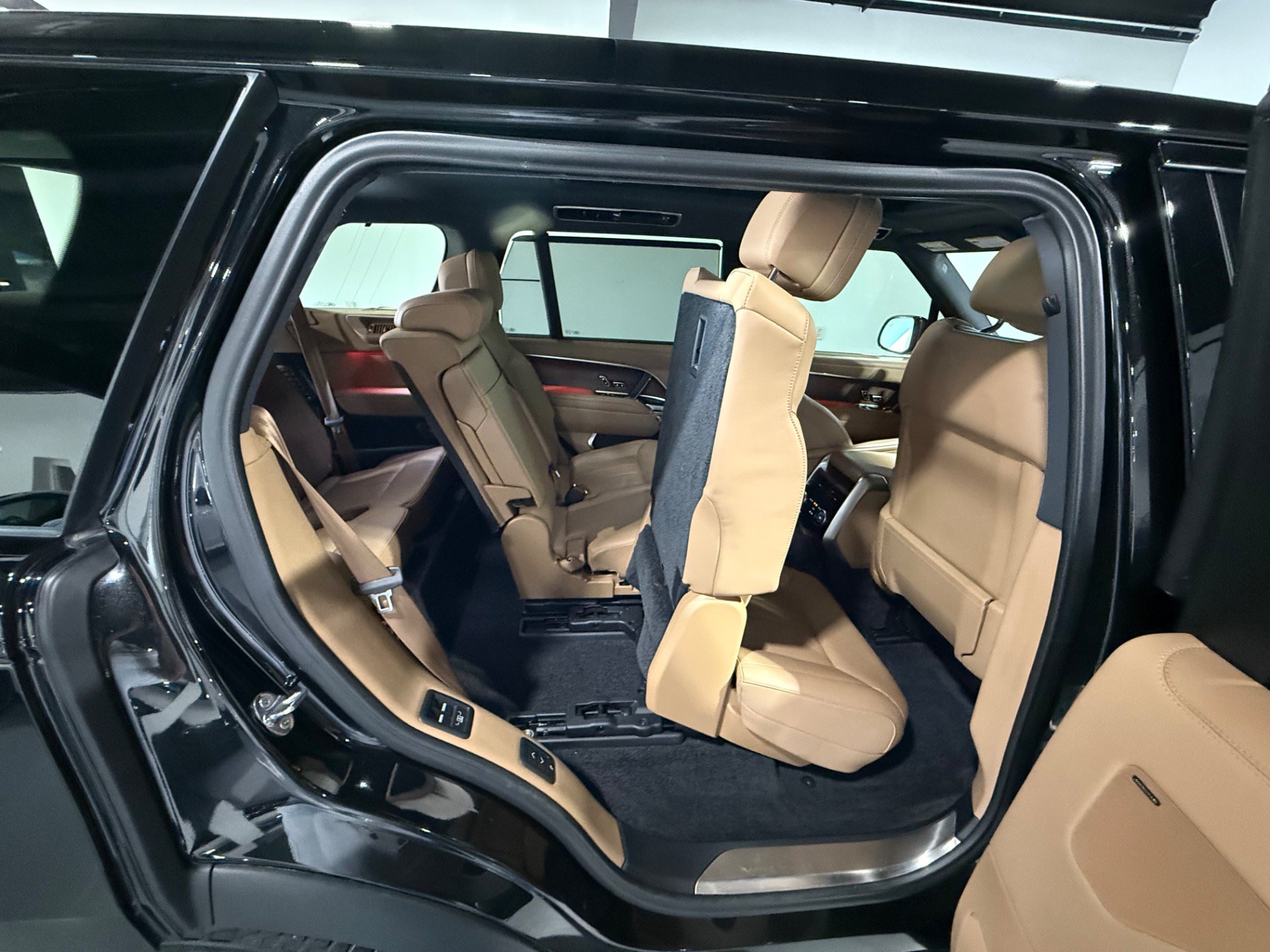Used 2024 Land Rover Range Rover Long Wheelbase SE AWD/4WD image 47