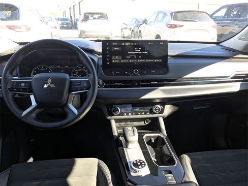 Used 2025 Mitsubishi Outlander SE image 27