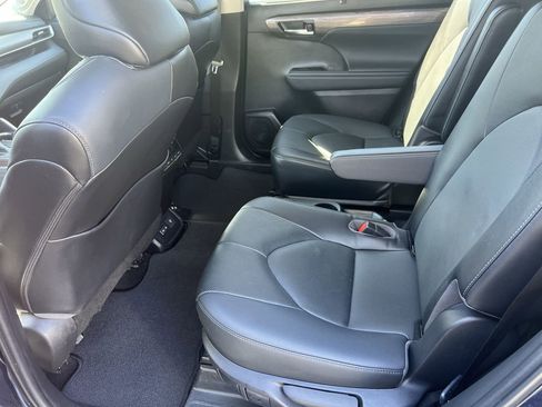 Used 2023 Toyota Highlander Limited FWD image 32