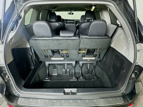 Used 2017 Toyota Sienna SE FWD image 28
