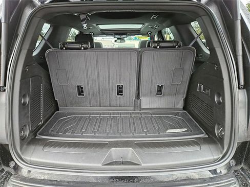 Used 2023 GMC Yukon SLT w/ SLT Premium Package image 10