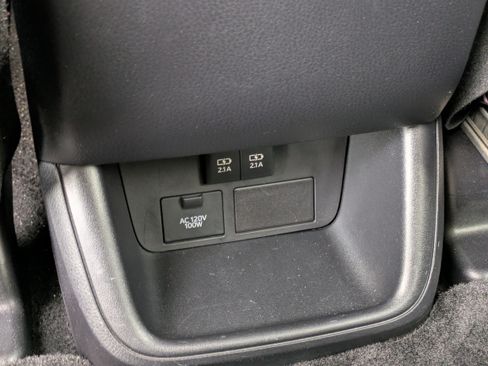 Used 2018 Toyota Highlander SE image 16