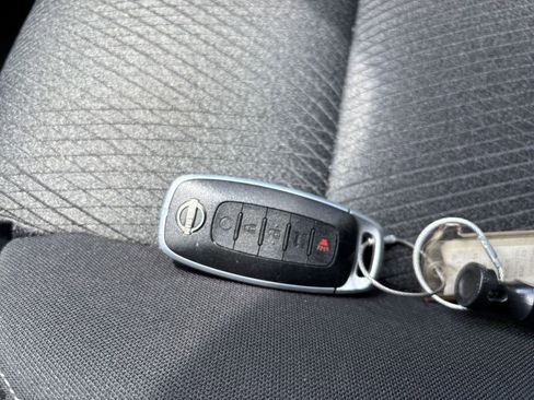 Used 2025 Nissan Rogue SV AWD/4WD image 18