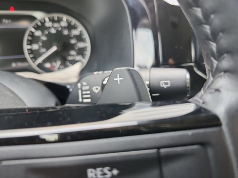 Used 2023 Nissan Pathfinder SL AWD/4WD image 27