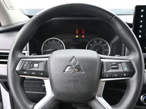 Used 2025 Mitsubishi Outlander SE FWD image 20