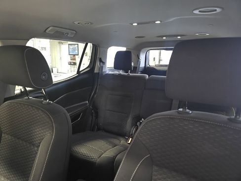 Used 2018 GMC Acadia SLE image 27