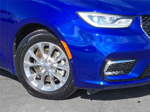 Used 2021 Chrysler Pacifica Touring-L w/ Uconnect Theater Family Group image 3