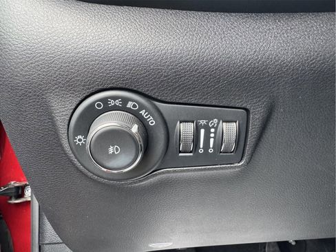 Used 2025 Jeep Compass Trailhawk AWD/4WD image 17