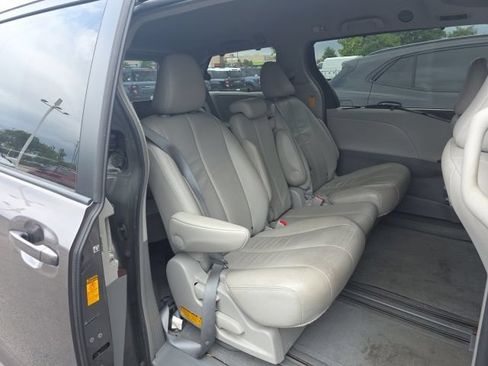 Used 2013 Toyota Sienna XLE FWD image 9