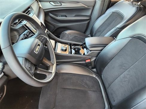 Used 2023 Jeep Grand Cherokee Altitude image 12