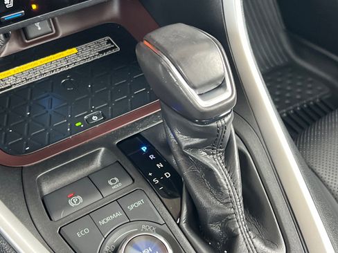 Used 2020 Toyota RAV4 Limited image 27