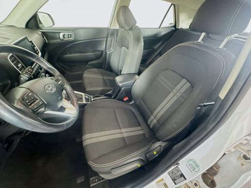 Used 2025 Hyundai Venue SEL FWD image 13