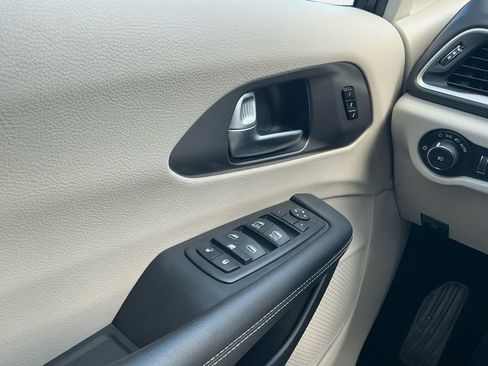 Used 2024 Chrysler Pacifica Touring-L FWD image 16