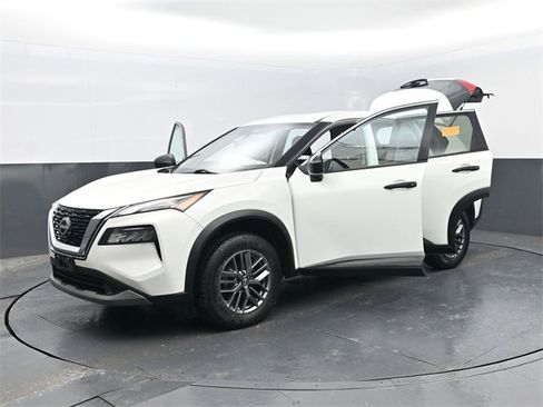 Used 2023 Nissan Rogue S image 27