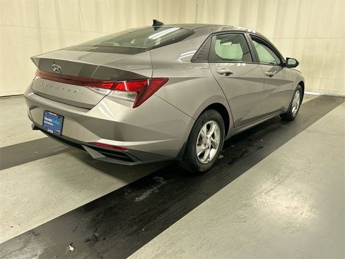 Used 2023 Hyundai Elantra SE image 2