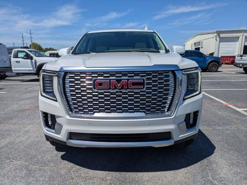 Used 2023 GMC Yukon XL Denali AWD/4WD image 9