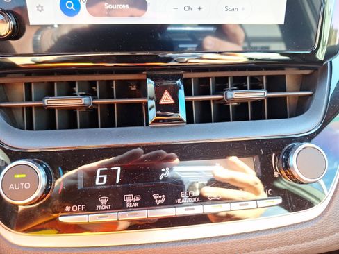 Used 2023 Toyota Corolla SE image 27