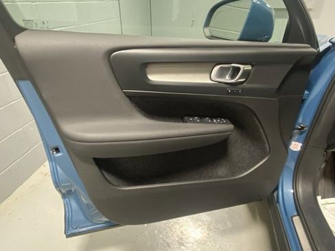 Used 2025 Volvo XC40 B5 Core image 7