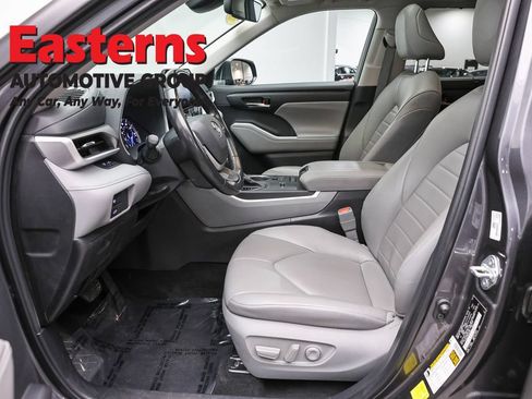 Used 2022 Toyota Highlander XLE AWD/4WD image 14